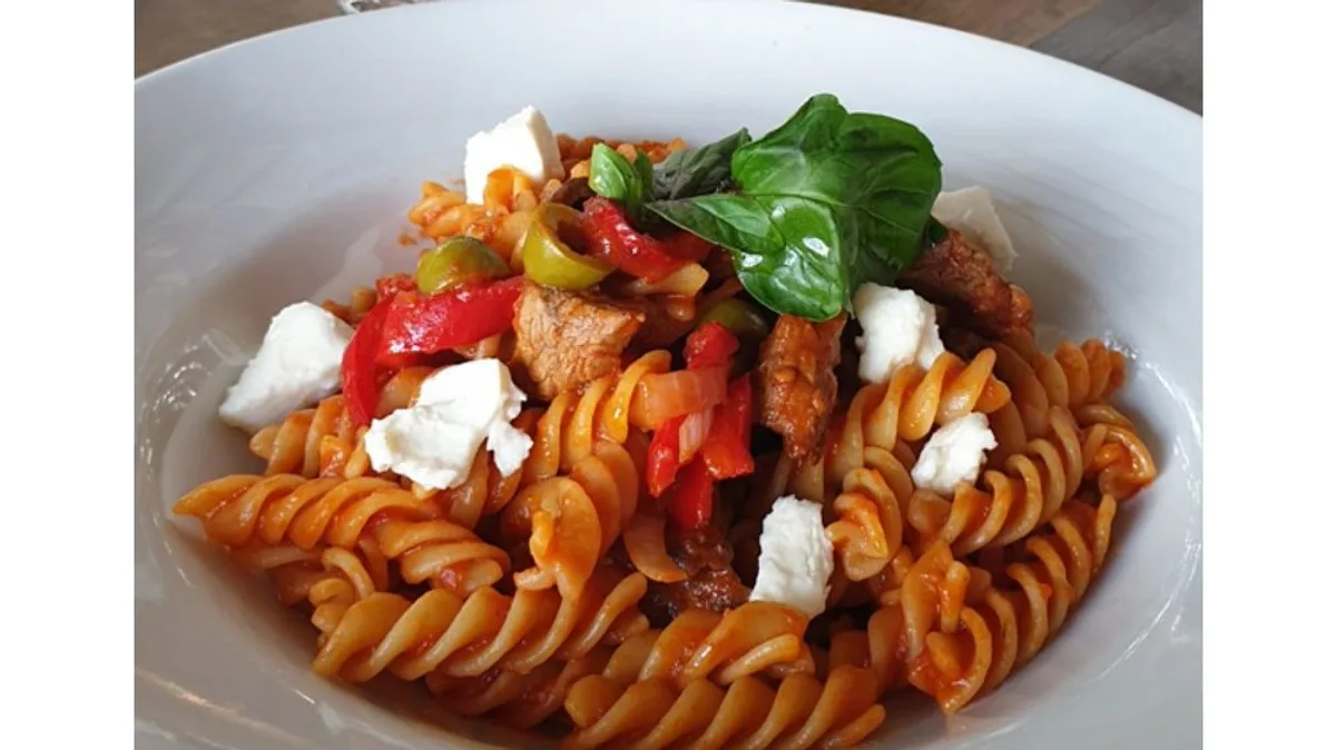 Pasta sa biftekom u crvenom sosu