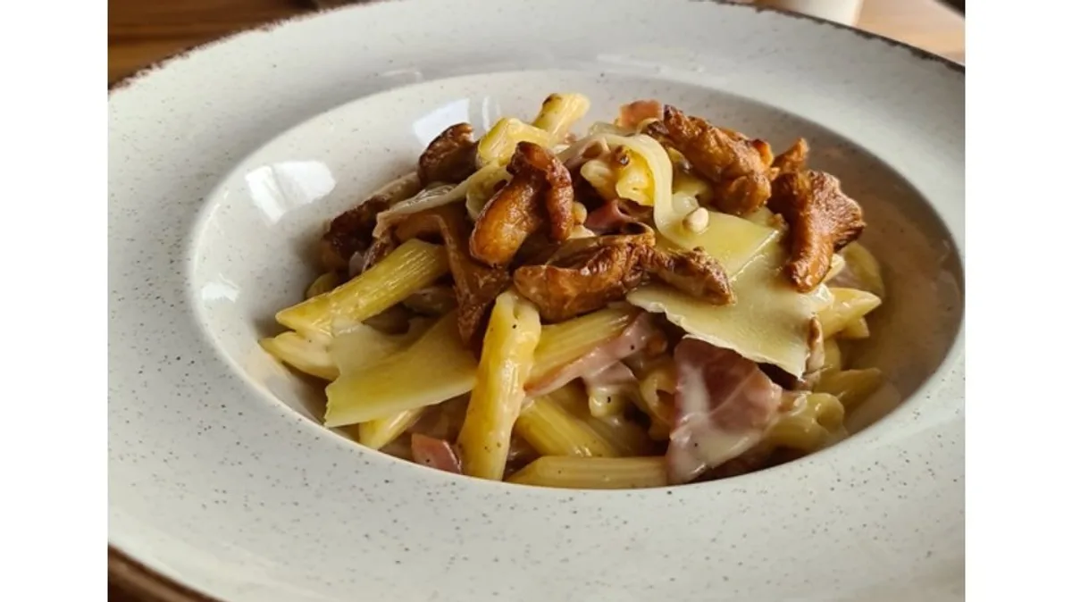 Penne sa pršutom i lisičarkama
