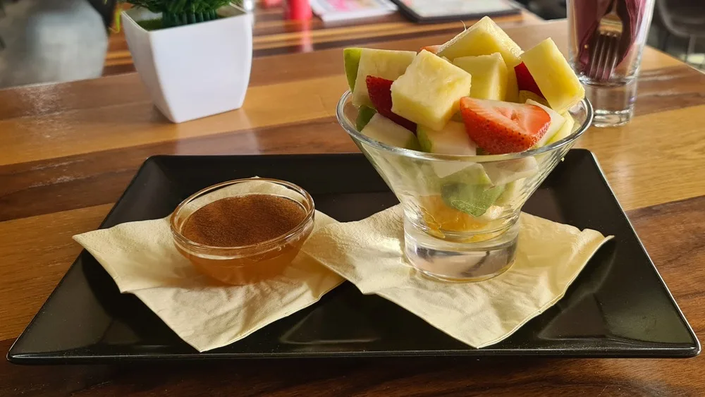 Voćna salata sa medom i cimetom