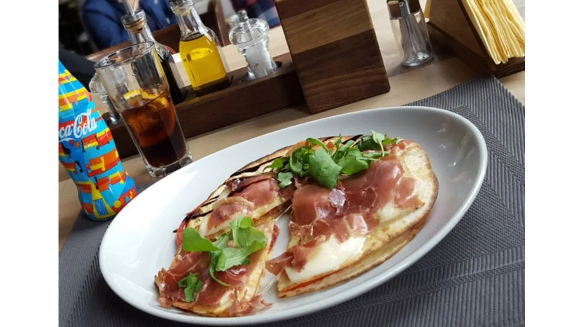 Zapečena caprese salata