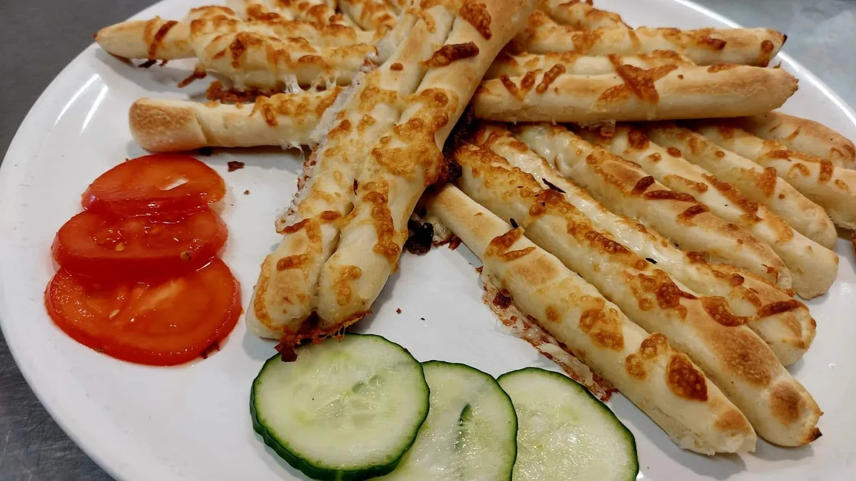 000L. Pizza rúd + két öntet