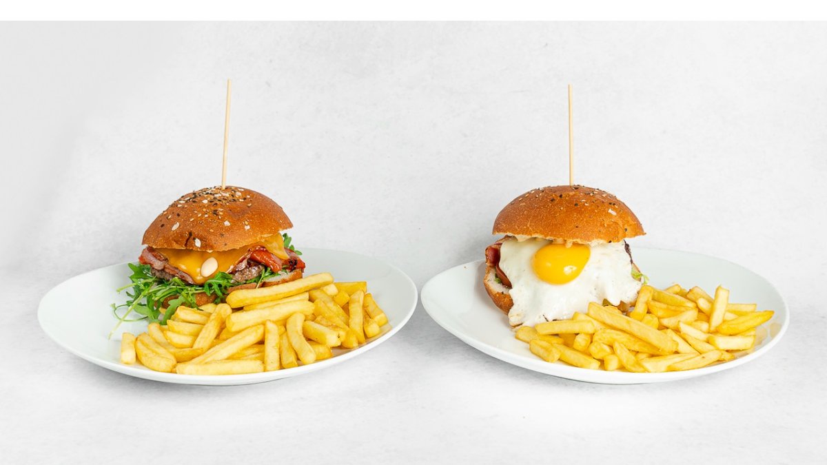 Burger po izbiri s krompirčkom