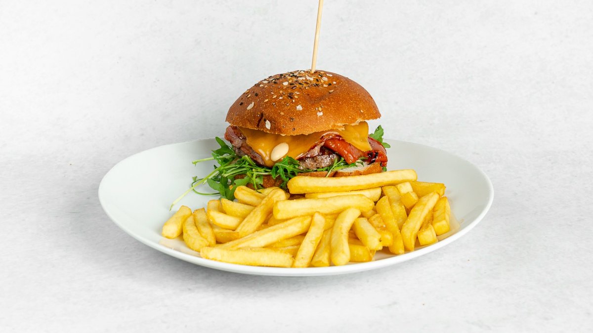 Šefov burger s krompirčkom