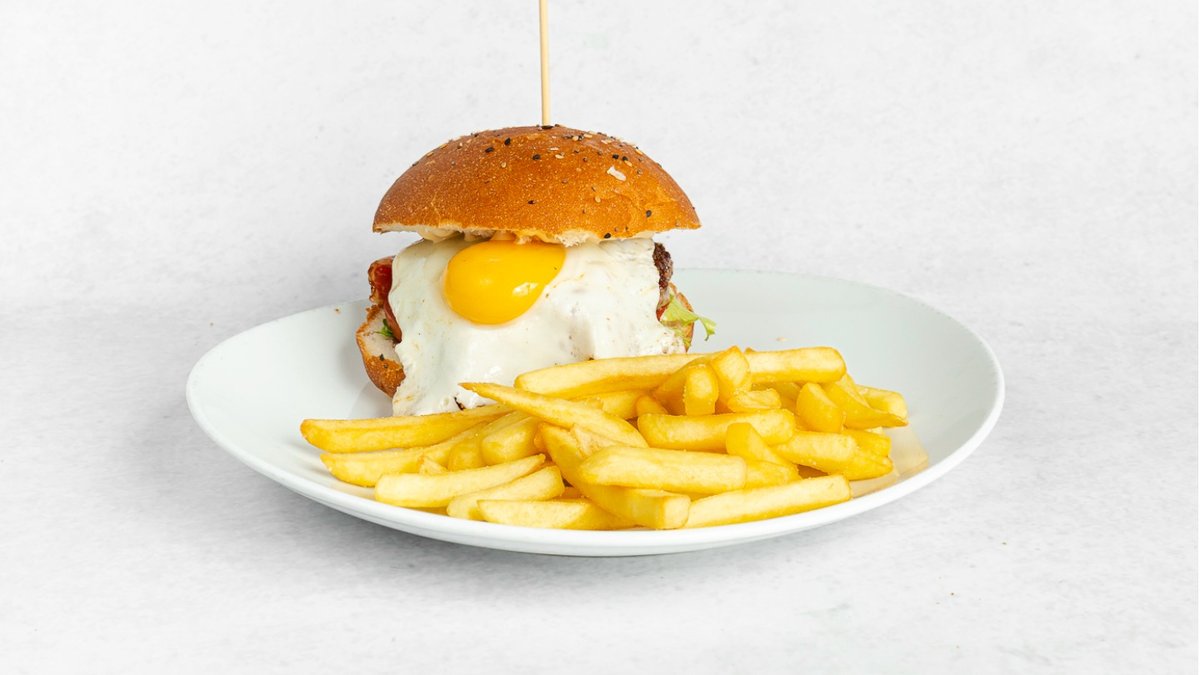 Kampus burger s krompirčkom