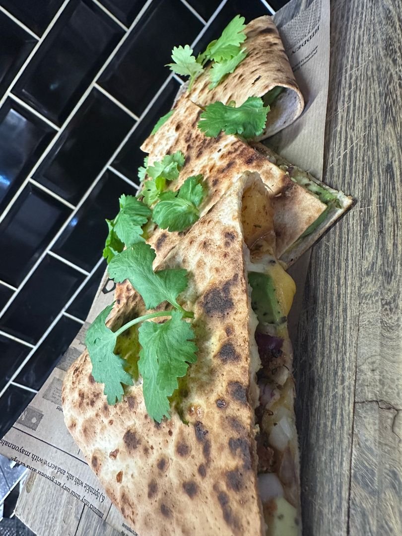 Avokádo and Juicy Quesadila