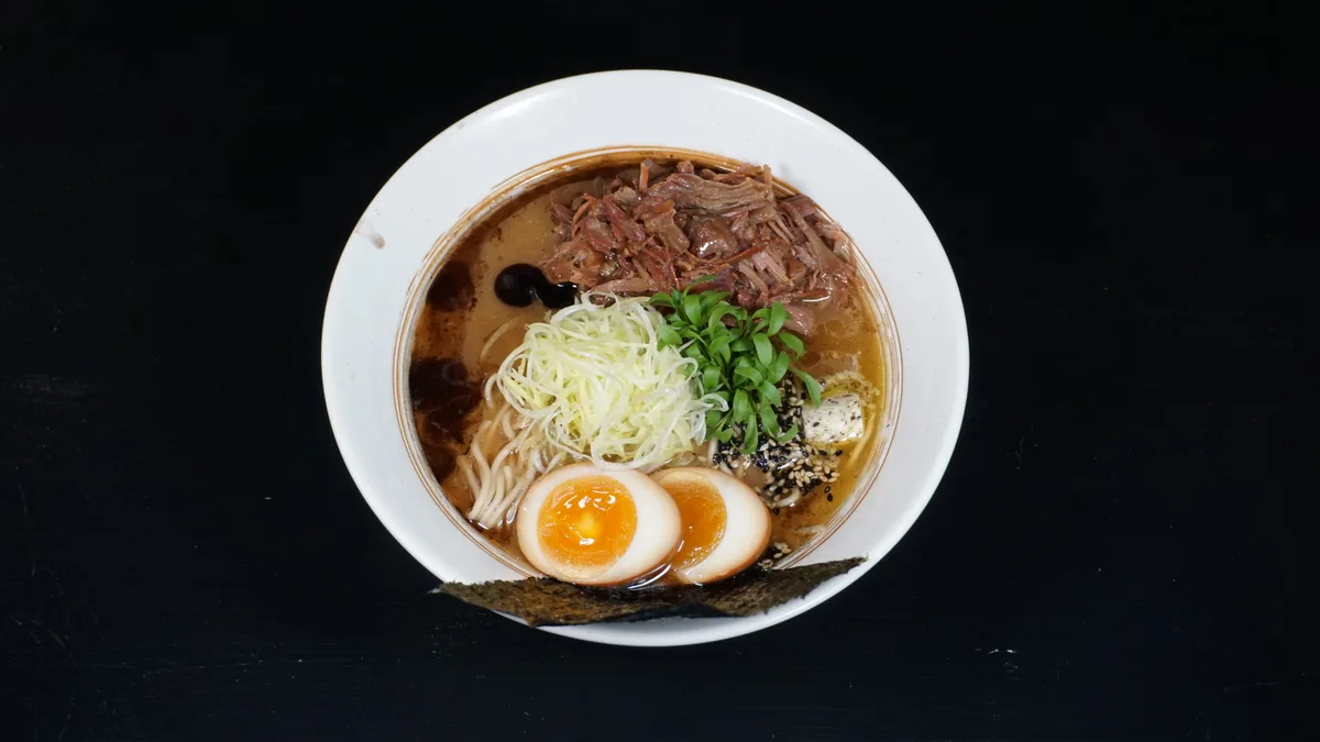 Vürtsikas miso ramen kalkunilihaga