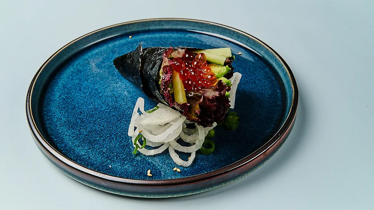 B35. Ikura Temaki