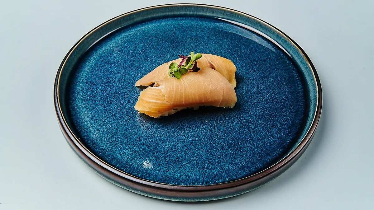 R8. Hamachi Nigiri