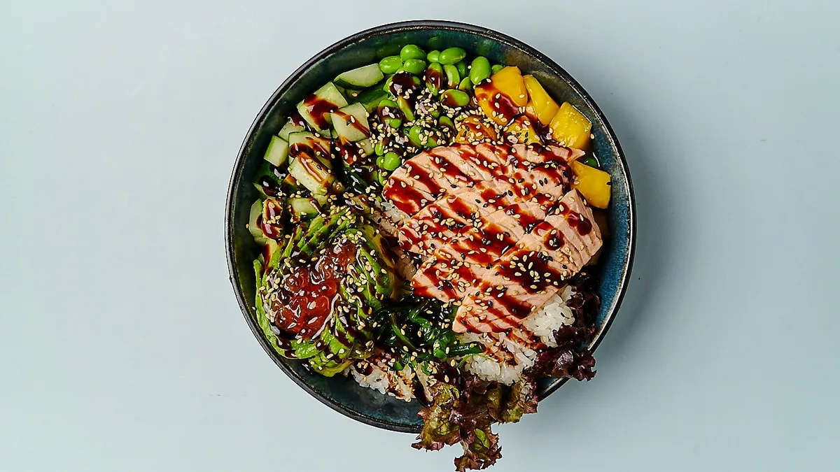 Flambierte Lachs Avocado Bowl