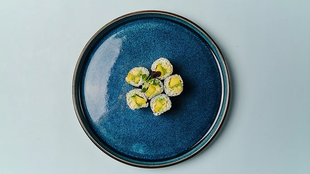 Y16. Avocado-Mango Maki