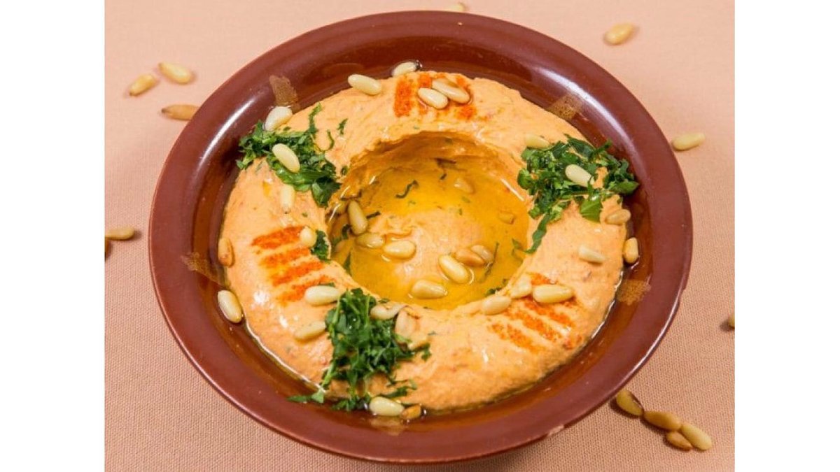 Hommous Beiruty cu mugure de pin