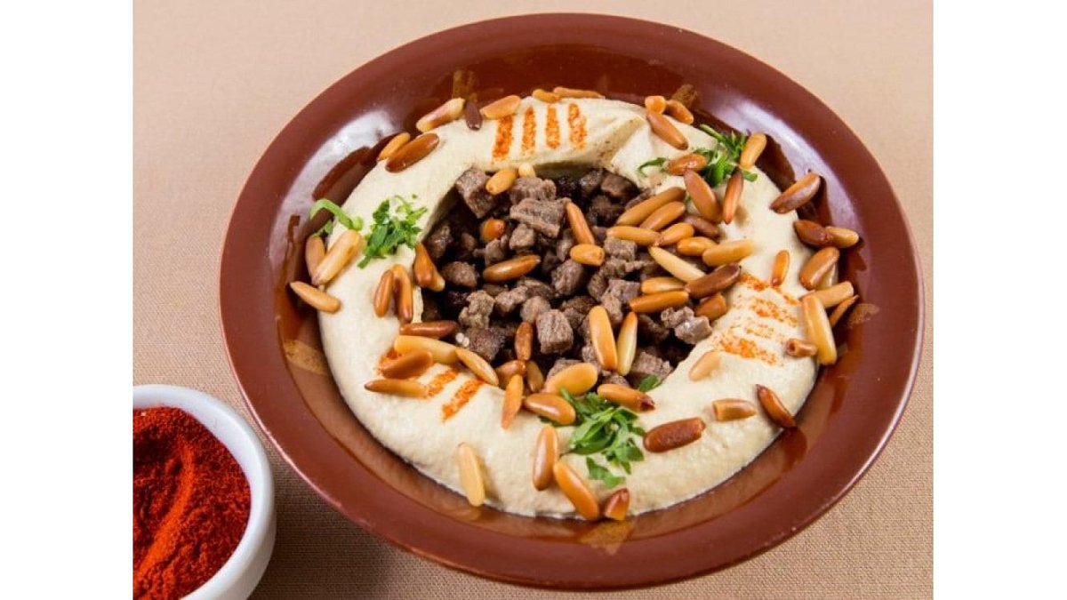 Hommous cu carne și muguri de pin