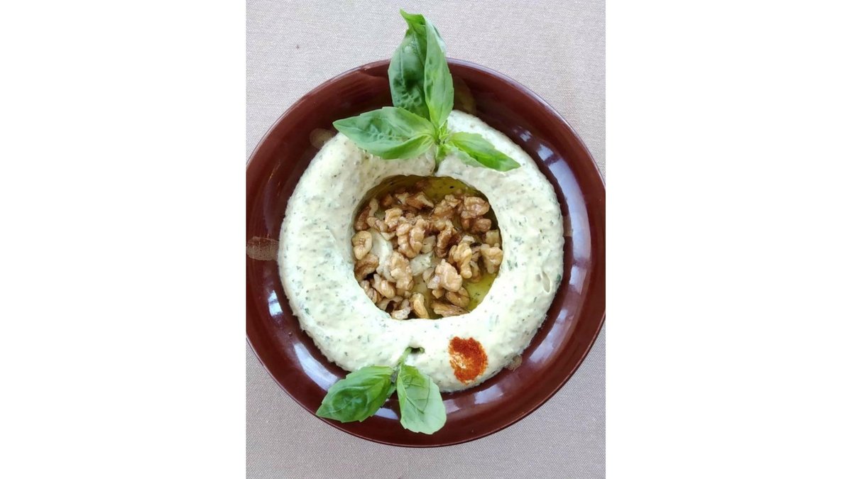 Hommous pesto cu muguri de pin