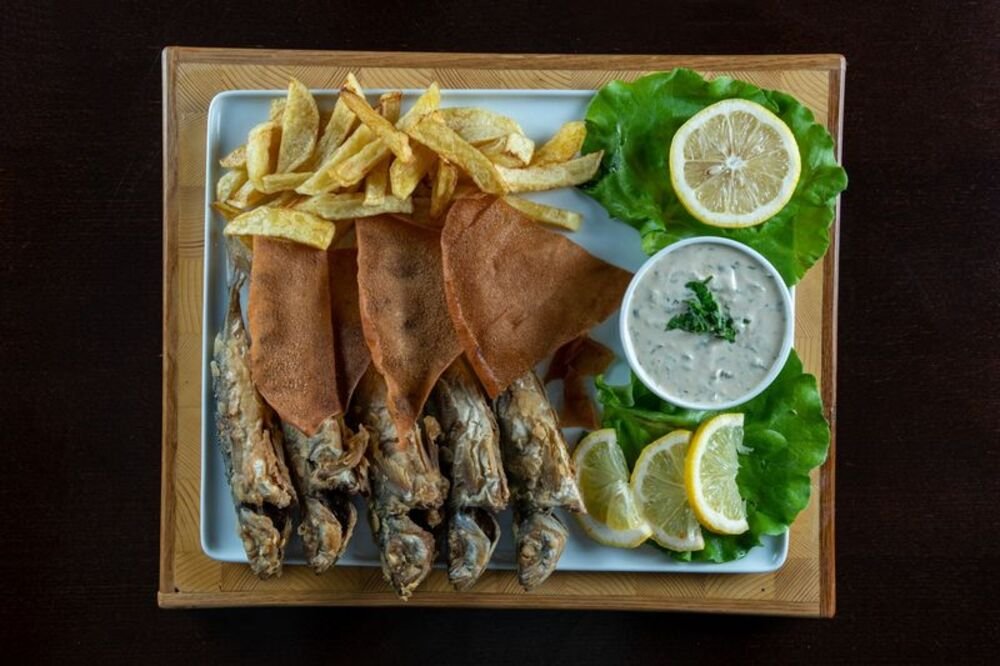 Platou cu pește barbun și cartofi prăjiți