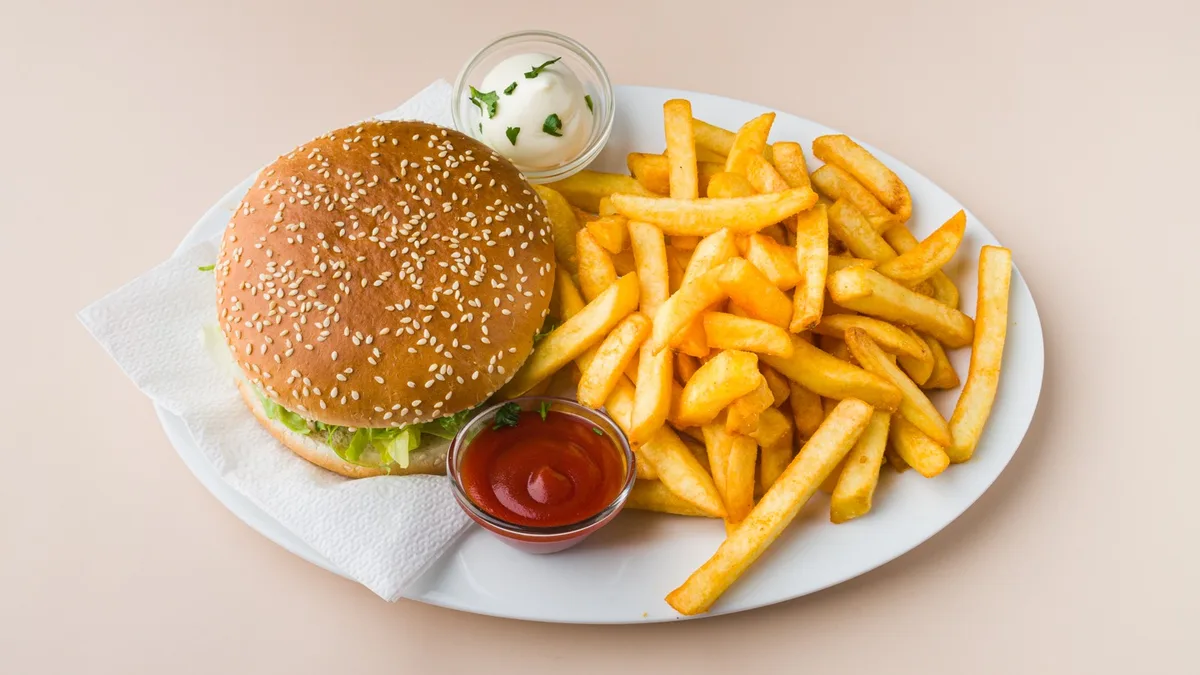 29. Cheeseburger mit Pommes