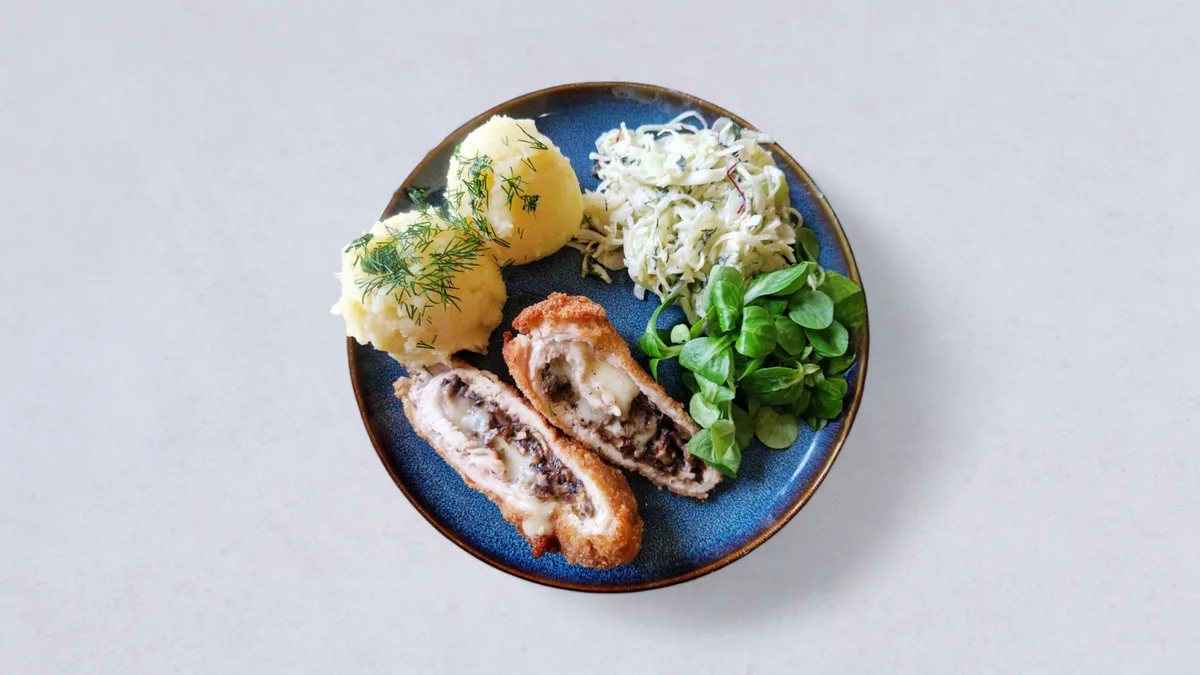 Rolada drobiowa z pieczarkami w zestawie