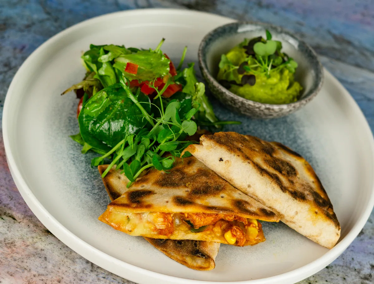Csirkés, cheddar sajtos quesadilla avokádókrémmel, salátával (6,7)
