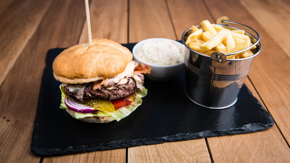 Marhaburger, Bacon, Háziszósz, Steak Burgonya, Coleslaw (3,10)