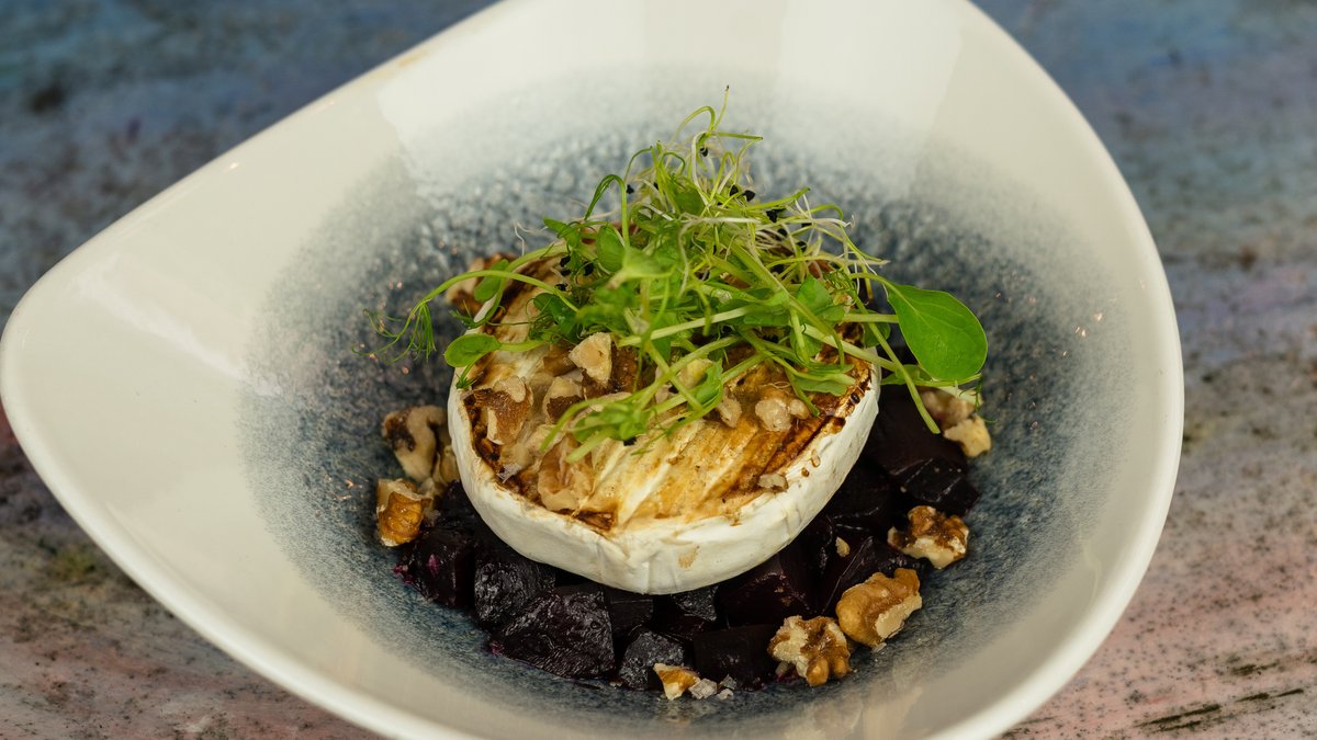 Mézes-diós sült cékla grillezett Camembert sajttal (7,8)