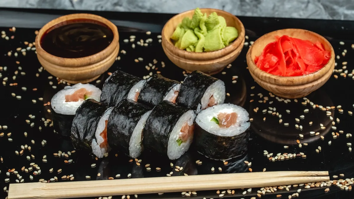 Salmon Maki (8 pcs.)
