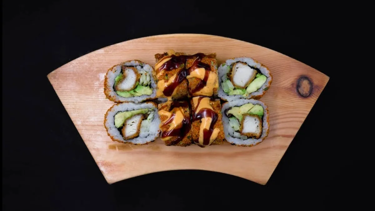 Uramaki chicken tempura