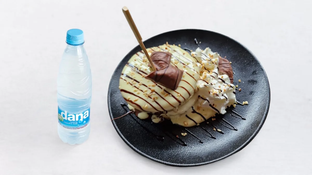 Ameriške palačinke Kinder Bueno in pijača po izbiri