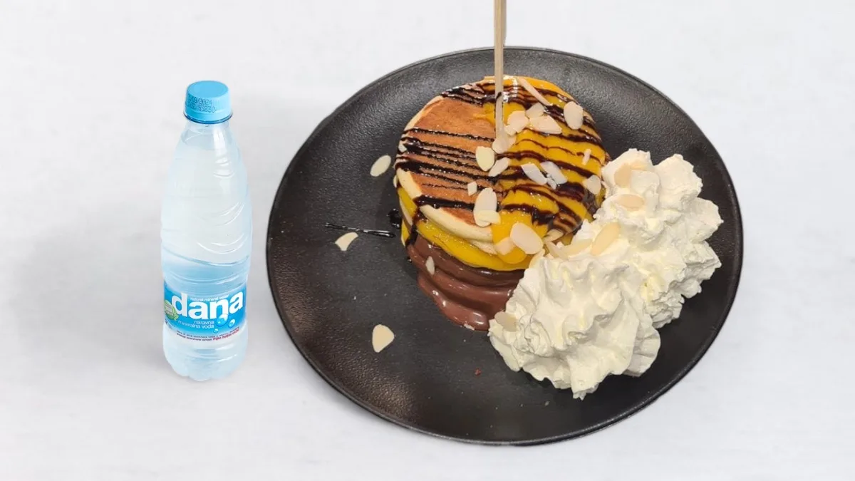 Ameriške palačinke Mango in pijača po izbiri