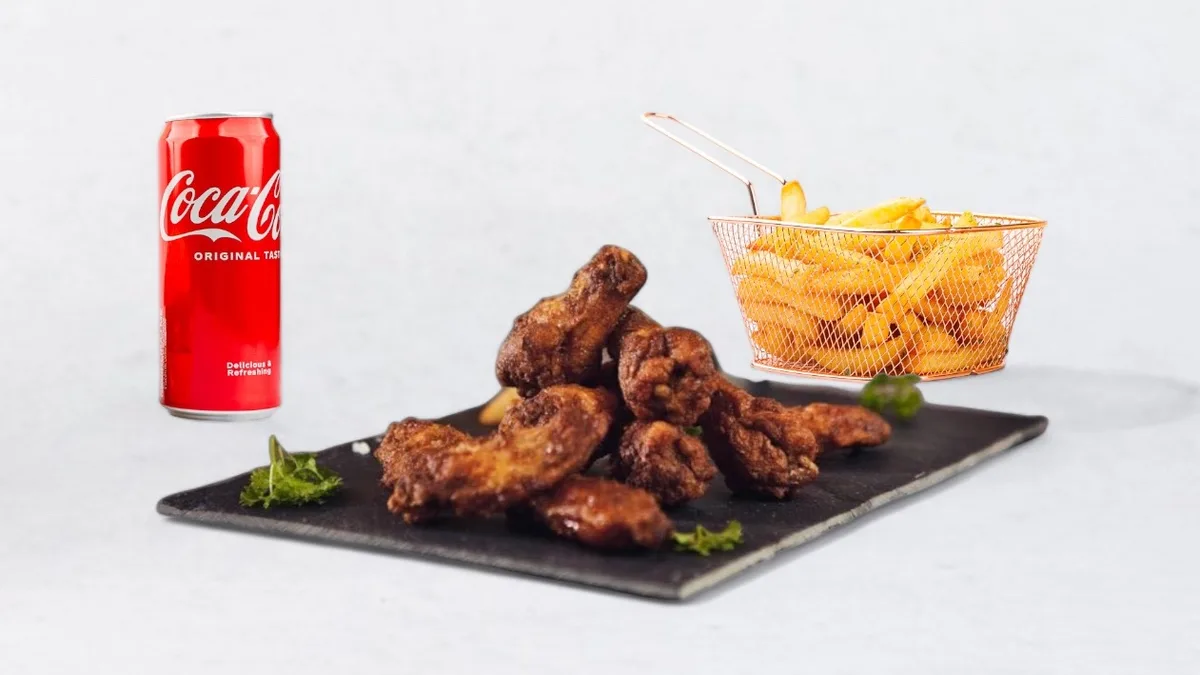 Buffalo wings in pijača po izbiri