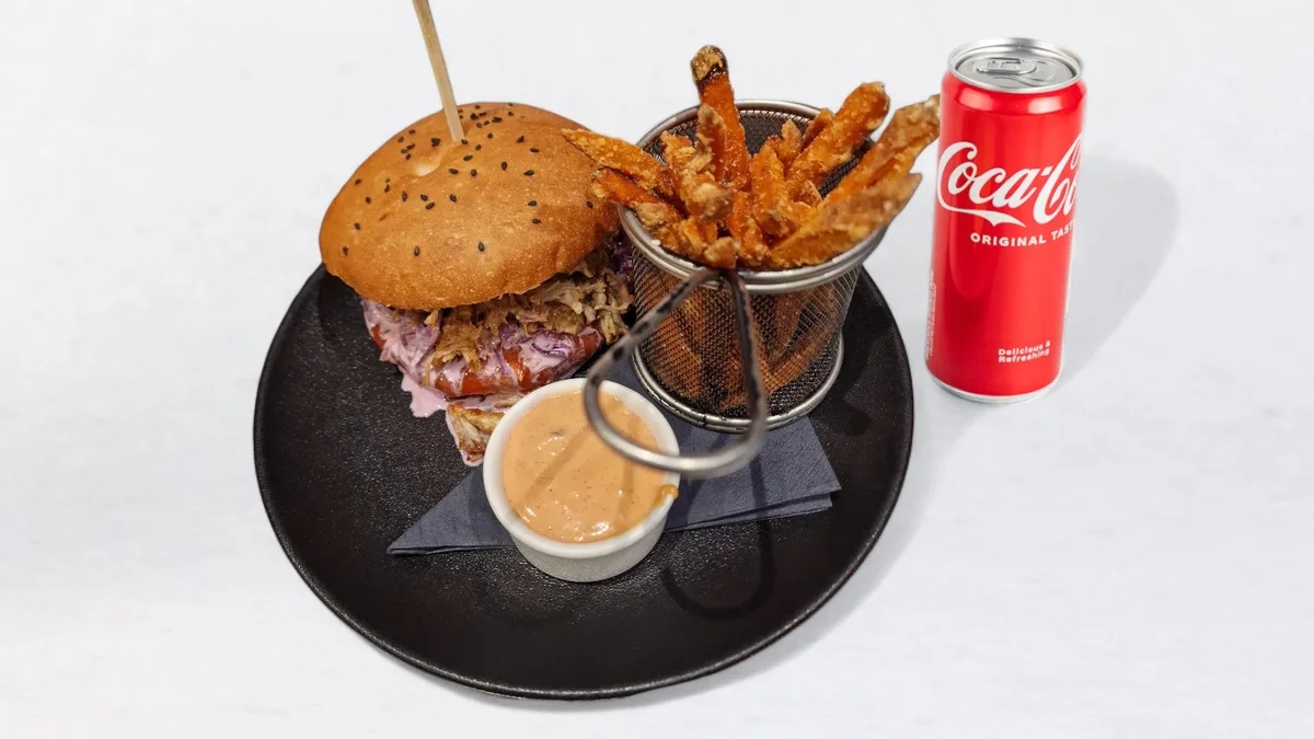 Burger Strgana svinjina in pijača po izbiri