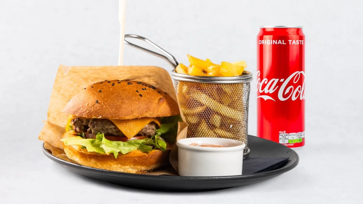 Classic burger in pijača po izbiri