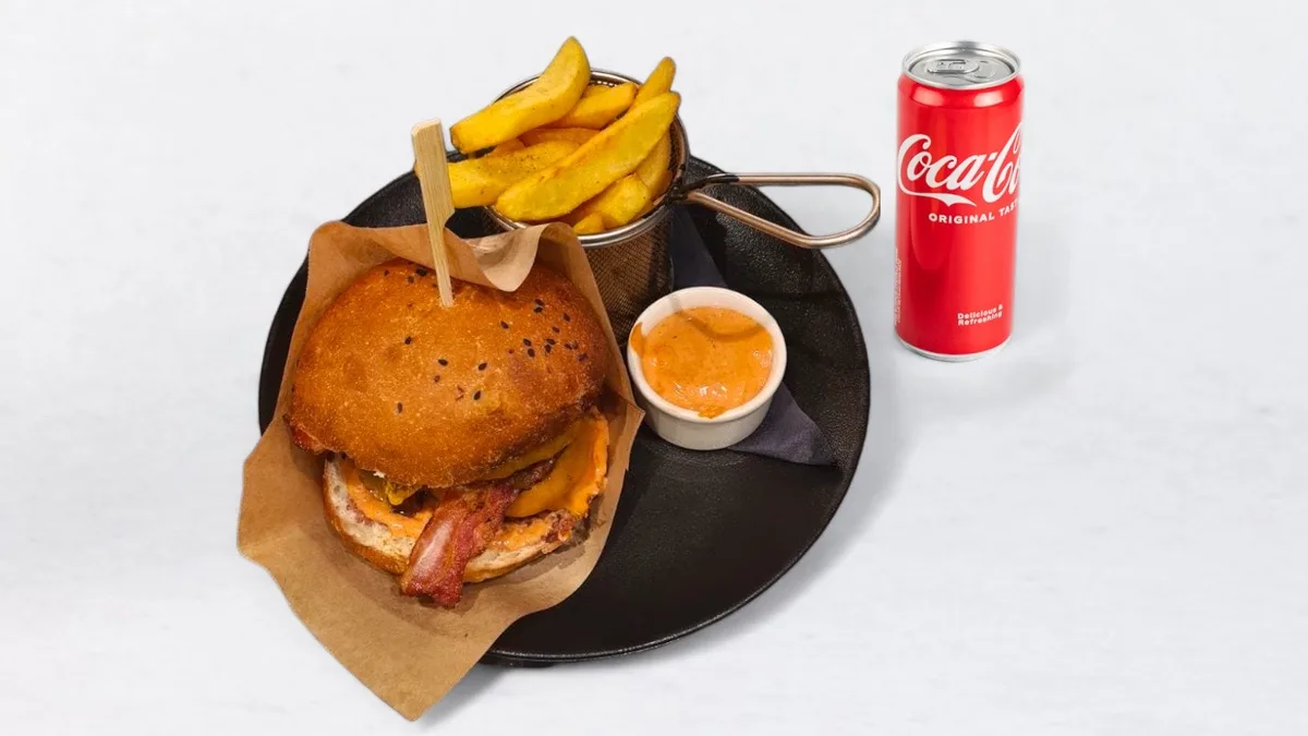 Double beef burger in pijača po izbiri