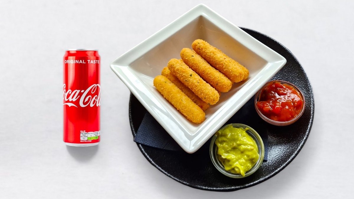 Mozzarella sticks (8 kos) in pijača po izbiri