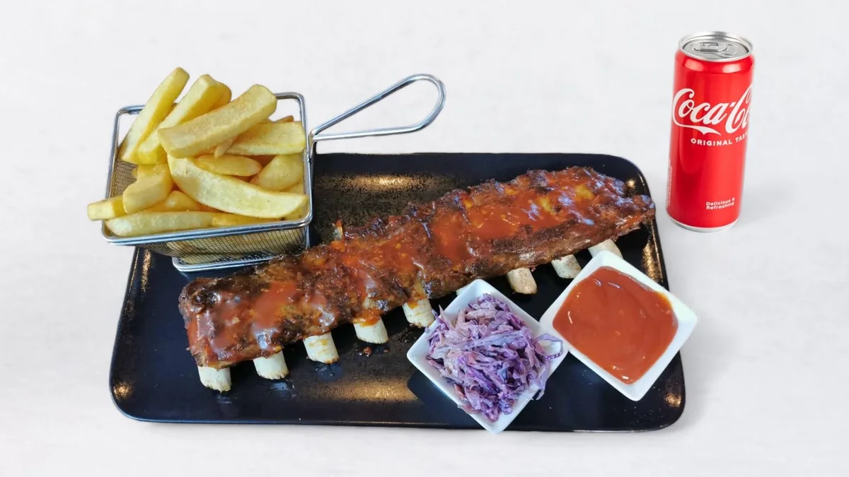 Svinjski spare ribs in pijača po izbiri