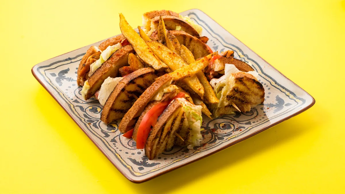 Club Sandwich Παστράμι και Κοτόπουλο