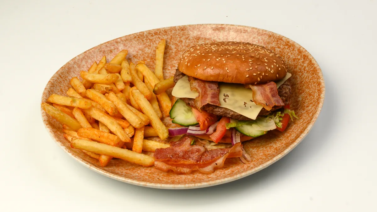 Bacon Ost Burger Tallerken