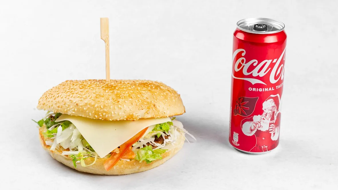 Cheeseburger s pijačo