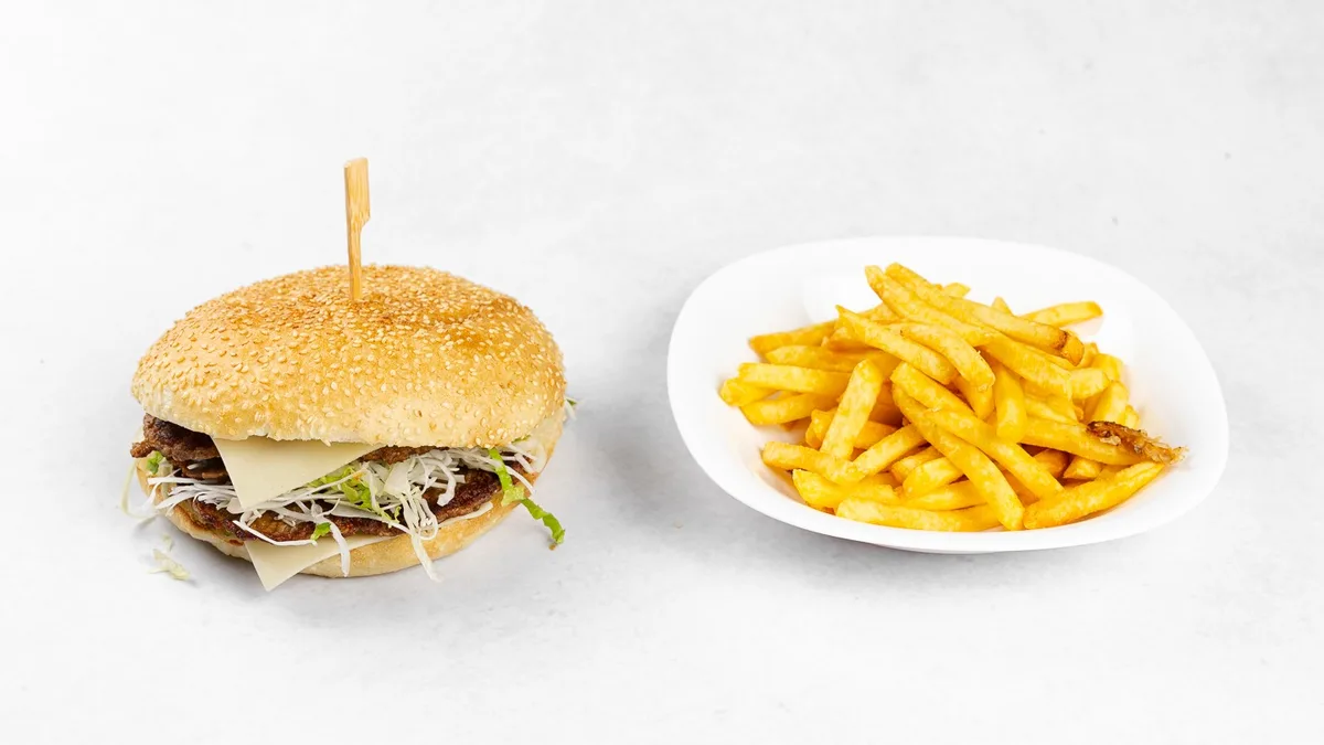 Dvojni cheeseburger s krompičkom