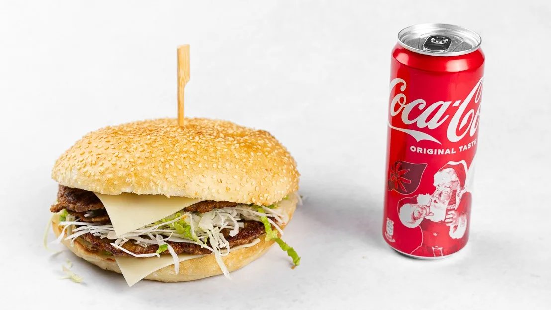 Dvojni cheeseburger s pijačo