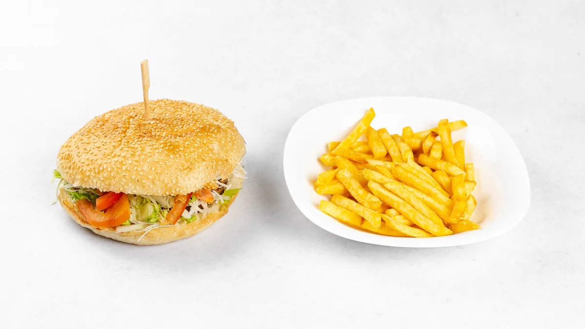 Hamburger s krompirčkom