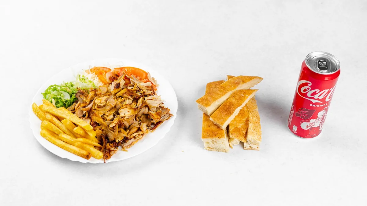 Kebab krožnik s krompirčkom in pijačo