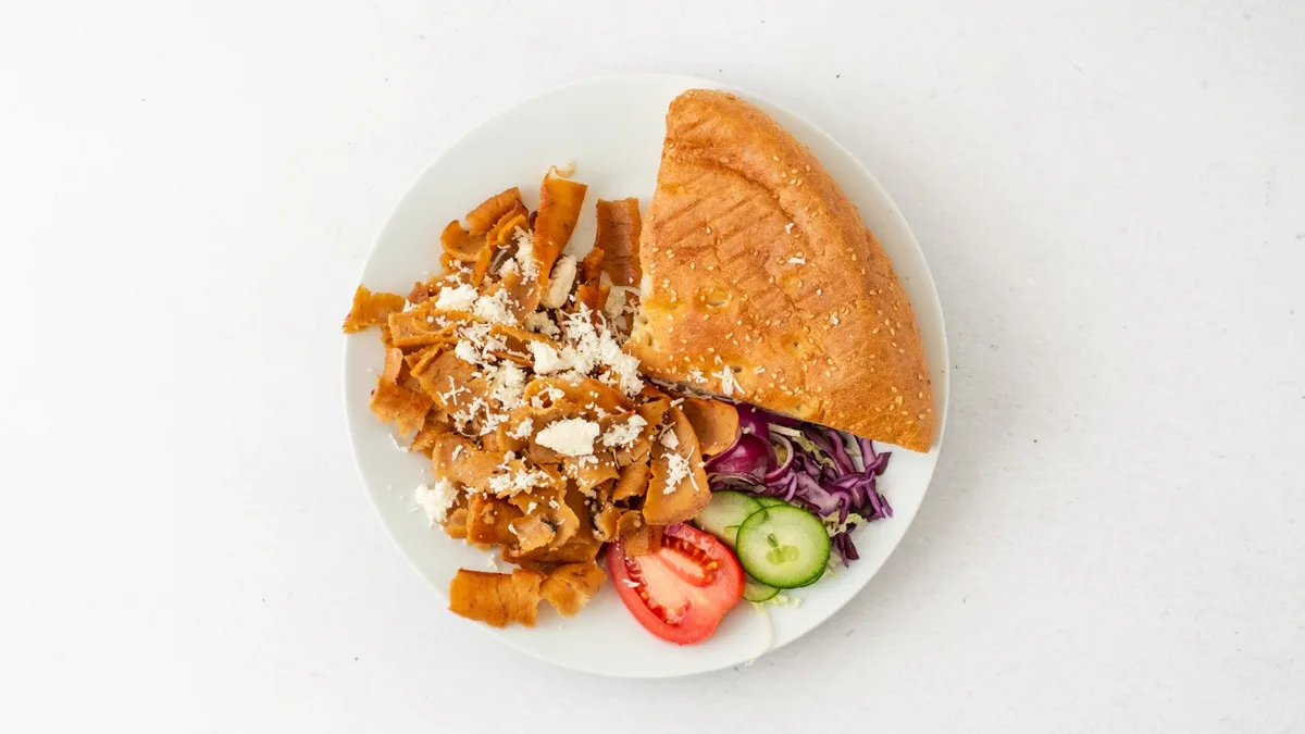 11. Kebab na talíři s masem a s tureckým chlebem malý