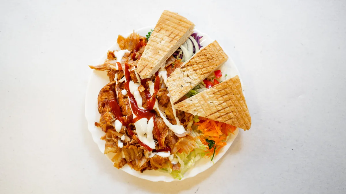 12. Kebab na talíři s masem a s tureckým chlebem velký