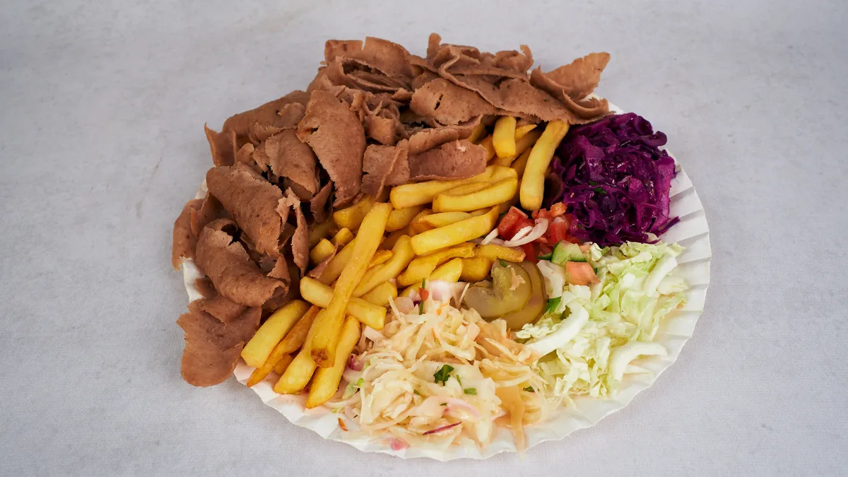 Kebab na talerzu z serem feta