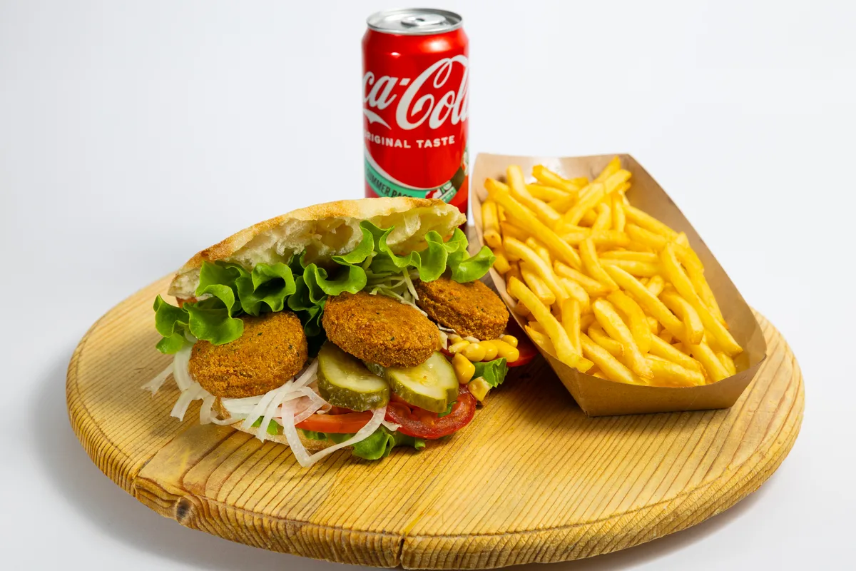 Falafel po izboru + pomfrit + piće