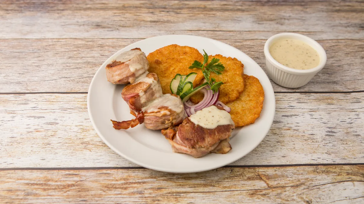 Grillezett baconbe göngyölt szűzpecsenye zöldbors mártással és burgonyakoronggal