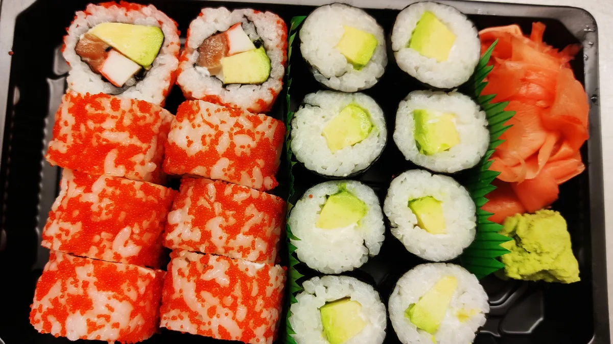 M16. Kaviár Roll Avokádó mix 16db