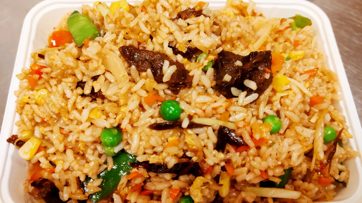Pirított rizs marhahússal/牛肉炒饭