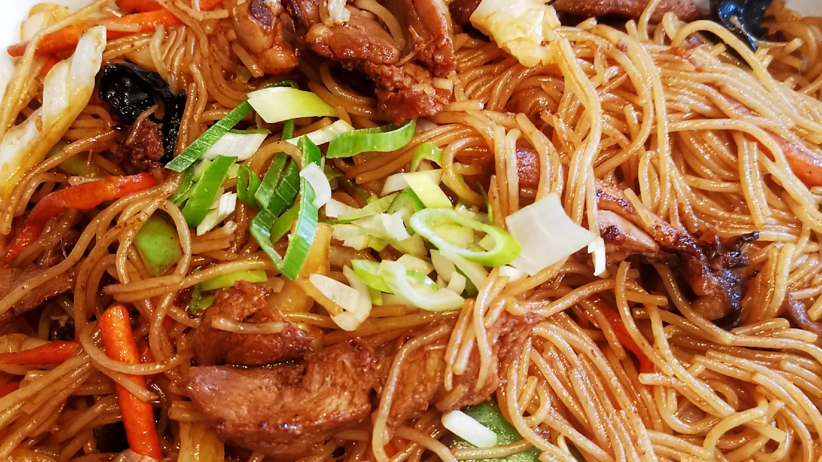 Pirított rizstészta kacsával/鸭子炒粉干