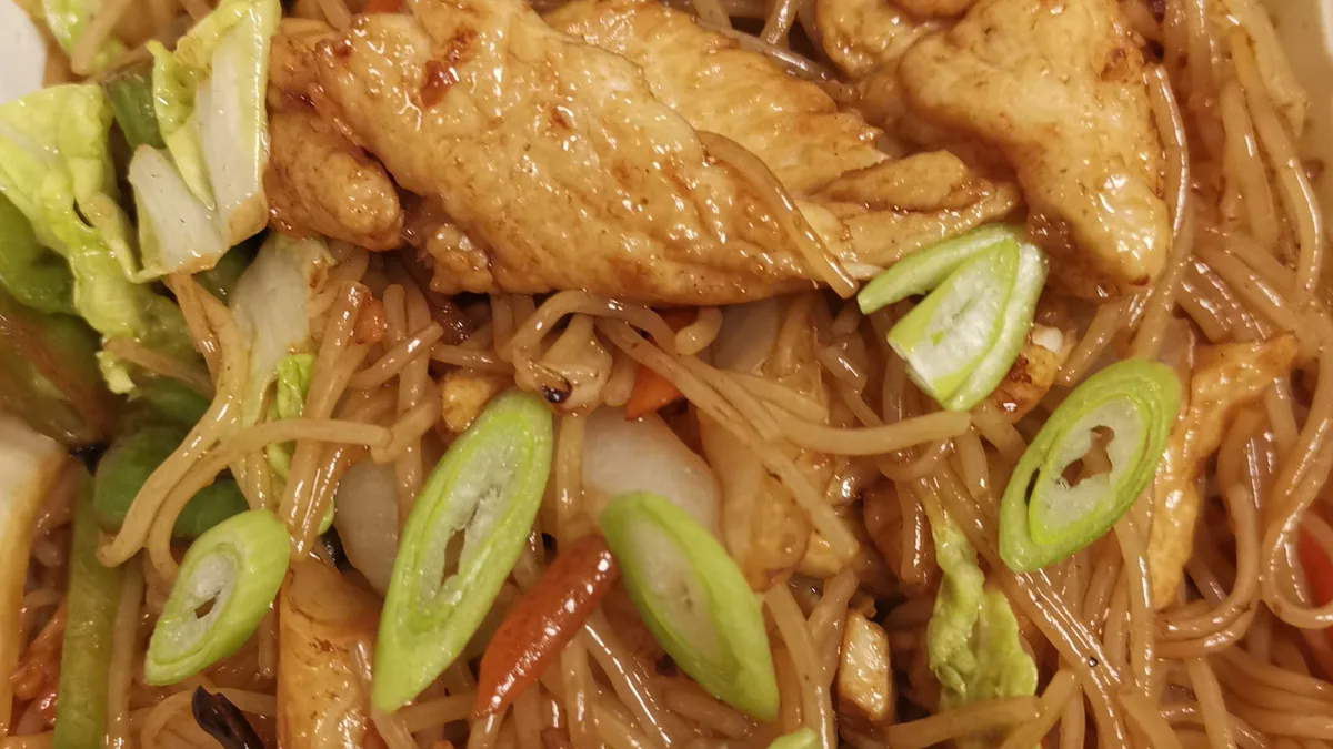 Pirított  tészta csirkével/鸡肉炒面