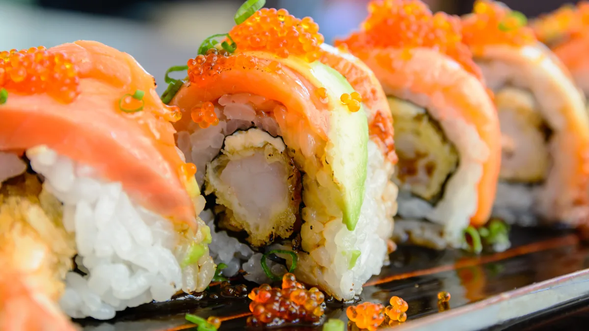 R5.Garnélarák lazacos roll 8db/面包虾三文鱼卷